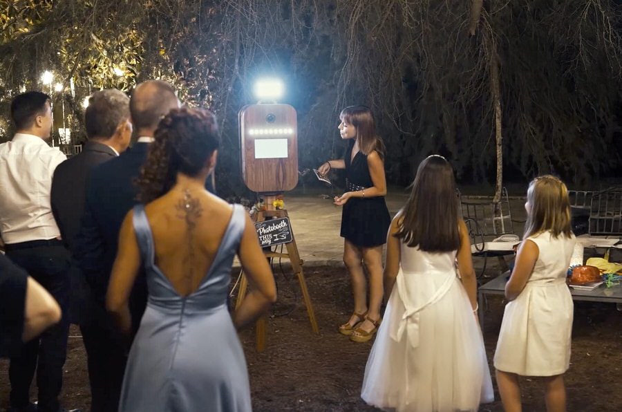 Cabina fotografica in stile vintage per matrimonio con accessori retrò