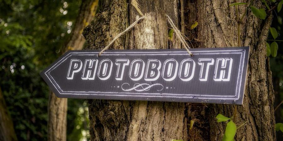 Cartello elegante con scritta Photobooth allestito per matrimonio romantico