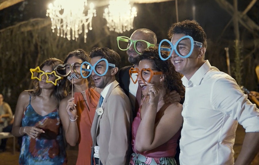 Photobooth matrimonio divertente con props colorati per scatti creativi e simpatici