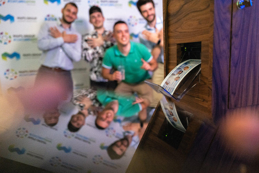 Servizio di noleggio photobooth per eventi aziendali, con stampa istantanea e personalizzazione grafica.