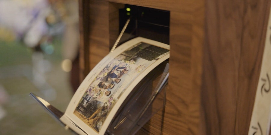 Foto stampata istantaneamente dal photobooth con grafica personalizzata per il matrimonio
