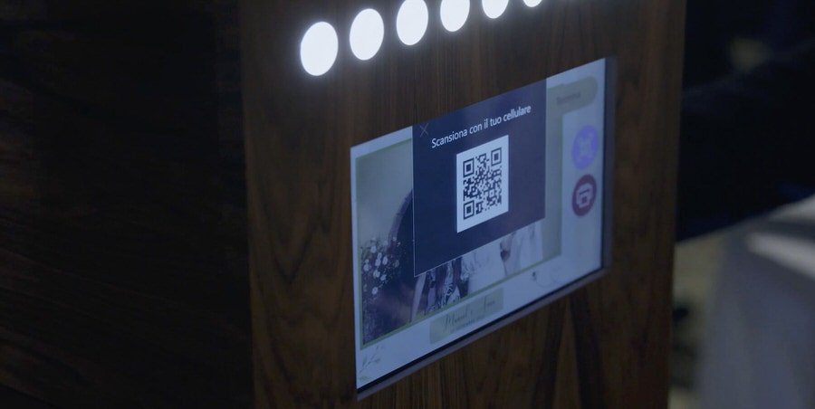 Dettaglio dello schermo touchscreen del photobooth con qr code