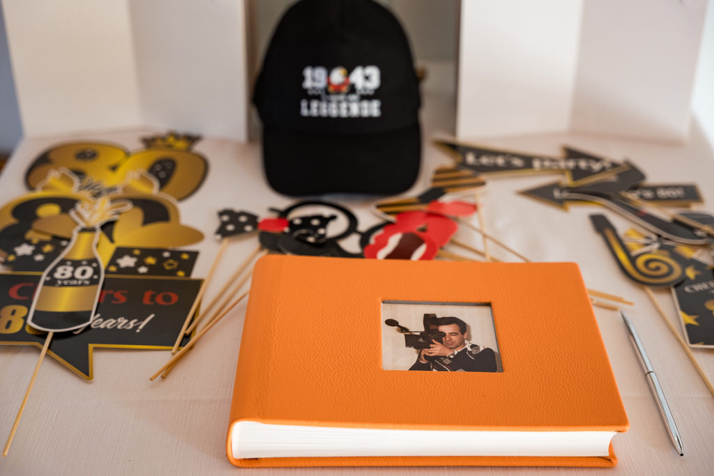 primo-piano-album-fotografico-festeggiato-80-anni