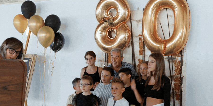 famiglia-con-festeggiato-80-anni-durante-festa-a-sorpresa