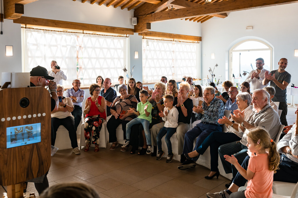 famiglia-riunita-intorno-al-festeggiato