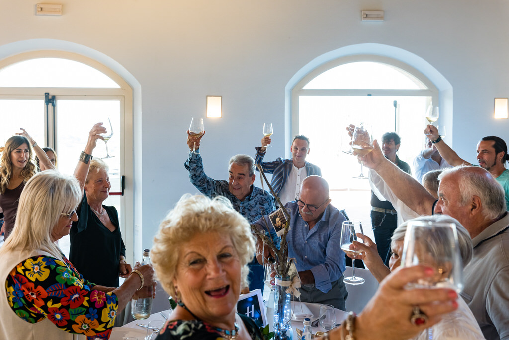 festeggiamenti-compleanno-80-anni-con-ospiti-sorridenti