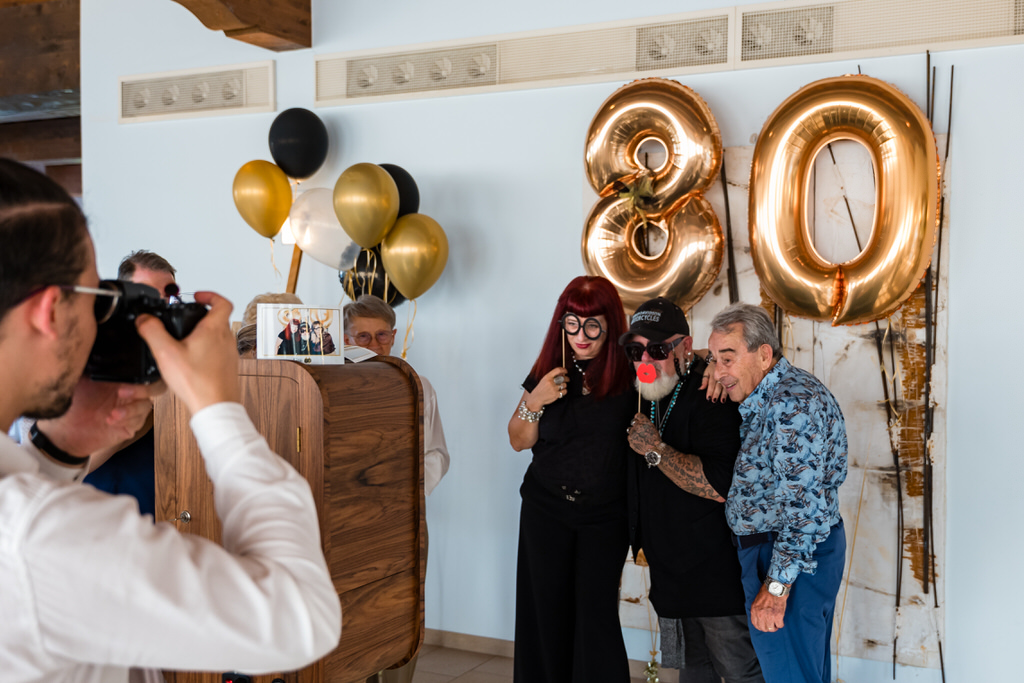 gruppo-amici-posa-buffa-al-photobooth