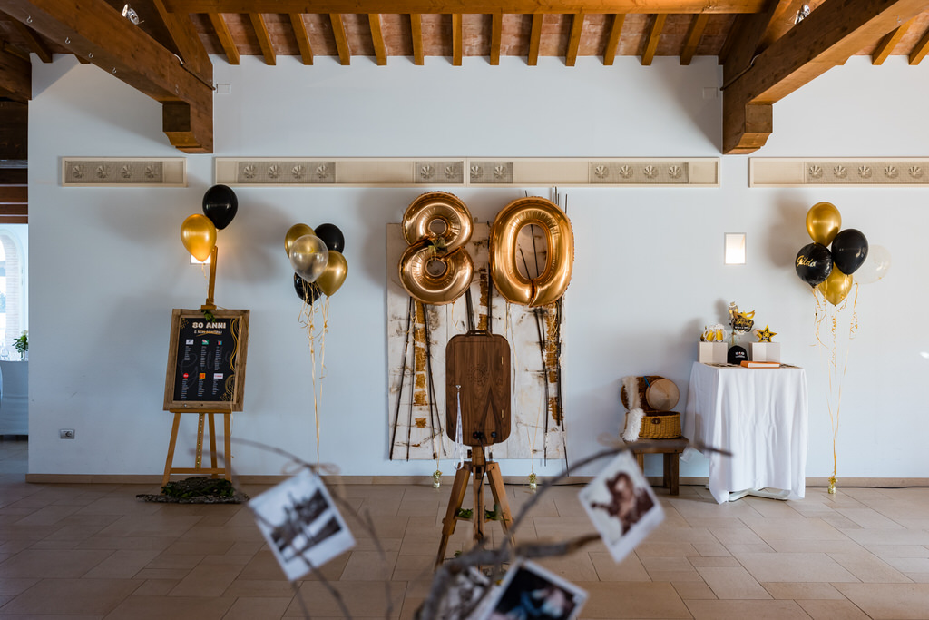 vista-generale-postazione-photobooth-con-palloncini-80-anni